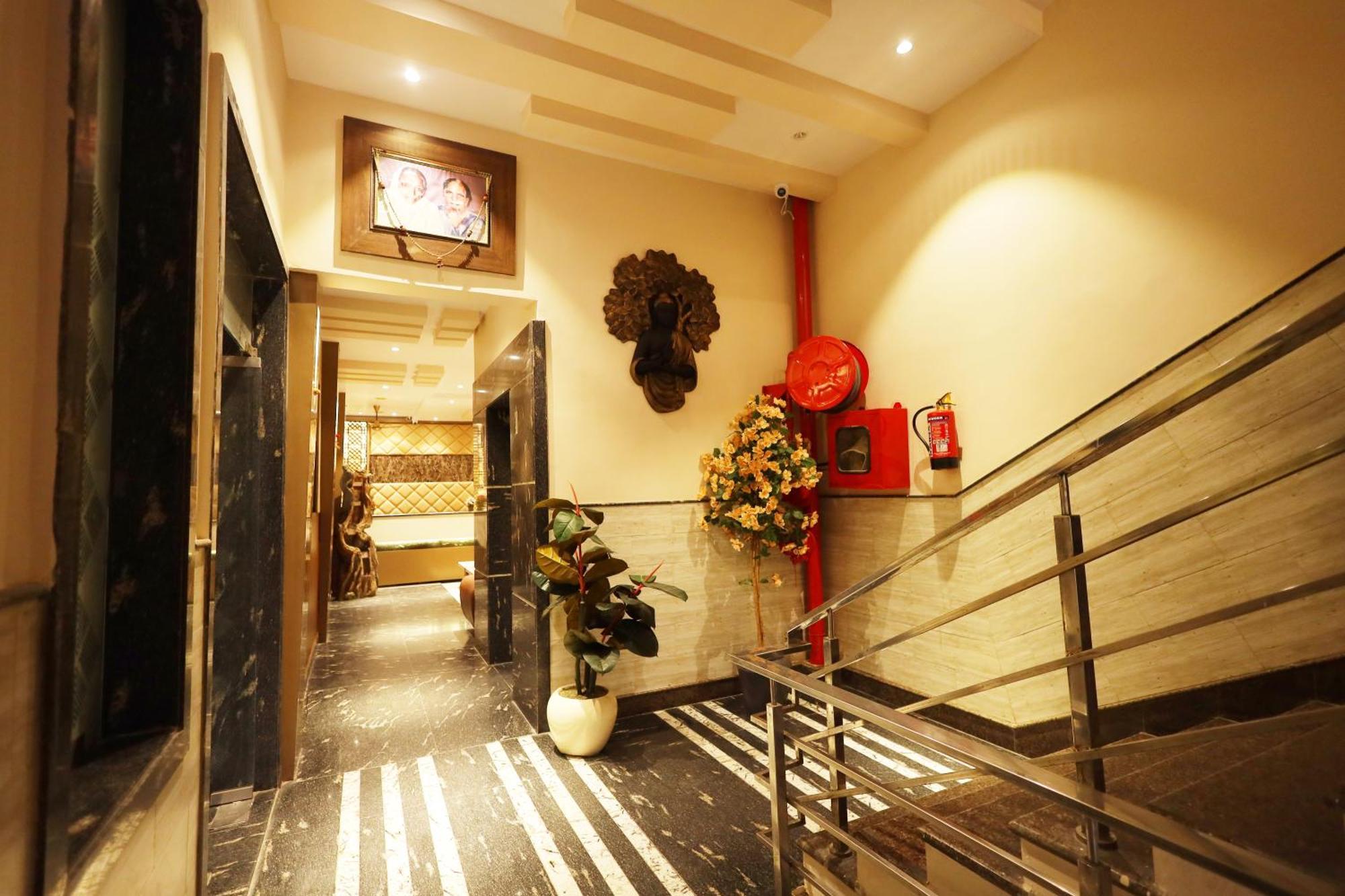 Hotel Bhagyaraj Palace A Luxury Hotel Keshavpuram Канпур Екстериор снимка