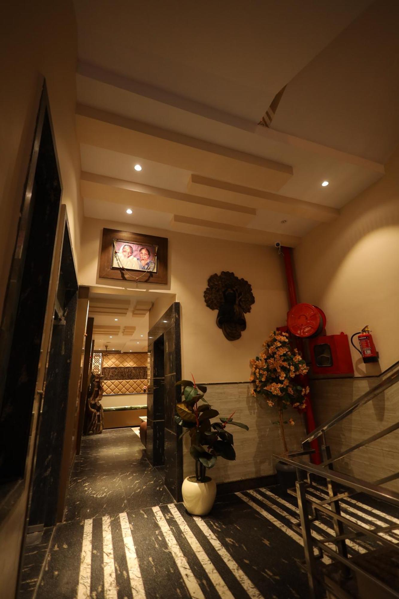 Hotel Bhagyaraj Palace A Luxury Hotel Keshavpuram Канпур Екстериор снимка